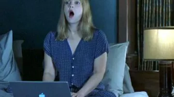 The Apple Powerbook G4 of Nancy (Drew Barrymore) in A duplex for troisU