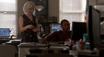 El vestido floral French Conection de Liv Moore (Rose McIver) en iZombie S03E07