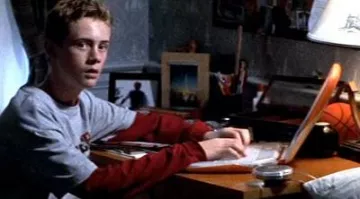 The Apple Clamshell iBook G3 Danny (Matt O' Leary) in The intruder