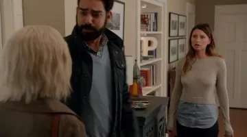 Le pull gris moulant de Peyton Charles (Aly Michalka) dans iZombie S03E06