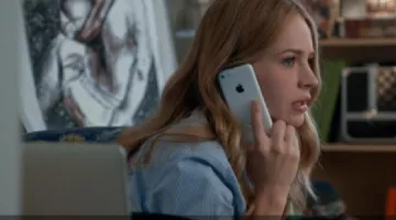 The mobile phone iphone Sophia Danko (Britt Robertson) in Paths crossed