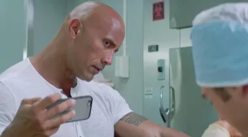 The smartphone iPhone 7 Mitch Buchannon (Dwayne Johnson) in Baywatch : baywatch