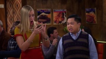 The iphone 6 Caroline (Beth Behrs) in 2 Broke Girls