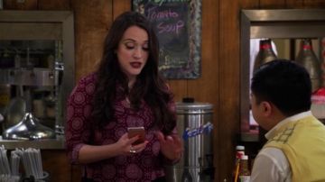The iphone 6 of Max Black (Kat Dennings) in 2 Broke Girls