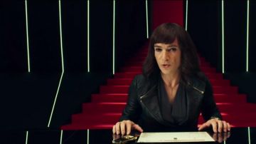 The mobile phone gold Carine Wang (Jonathan Lambert) in The ideal