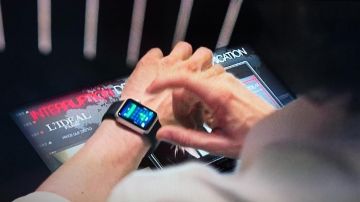 The watch Apple iWatch of Octave Parango (Gaspard Proust) in The ideal