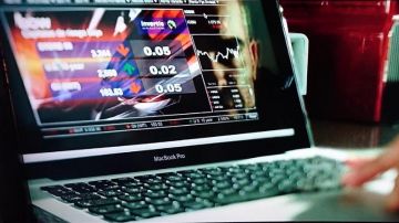 The Macbook pro of Carlos (Luis Tosar) in Call Unknown