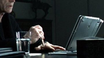 La tableta HP TC1100 de Charles Weyland (Lance Henriksen) en Alien vs Predator