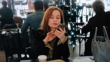 The iphone 6 Michèle (Isabelle Huppert) in It