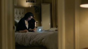 The Apple computer Macbook of Rachel Zane (Meghan Markle) on Suits S05E02