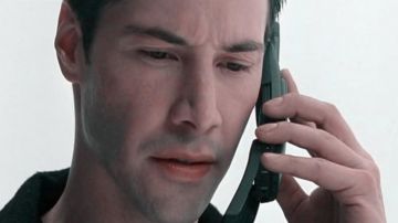 The portable Nokia 8810 Thomas A. Anderson (Keanu Reeves) in the Matrix