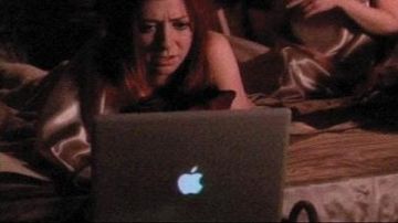 The Apple computer MacBook Willow (Alyson Hannigan) in Buffy the vampire slayer season 6
