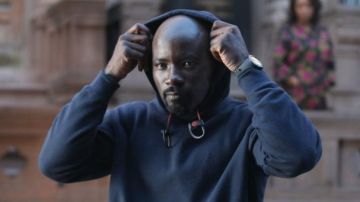Los auriculares Beats de Carl Lucas (Mike Colter) en Luke Cage S01E06 de Marvel