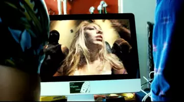 L'ordinateur fixe gris et noir de Ben (Aaron Taylor-Johnson) dans Savages