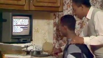 Computadora Commodore 64 de Sean Ambrose (Justin Pickett) en el S01E01 de Desmond