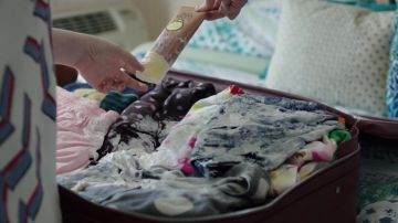 Protector solar Sun Bum 50 de Hannah Horvath (Lena Dunham) en Girls S06E01