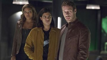 Chaqueta marrón usada por Carter Hall (Falk Hentschel) como se ve en el vestuario del programa de televisión The Flash (Temporada 2 Episodio 8)