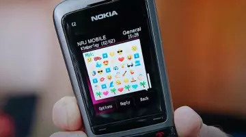 The mobile phone of Patrick Chirac (Franck Dubosc) in Camping 3