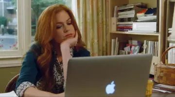 L'ordinateur portable Macbook Pro de Karen Gaffney (Isla Fisher) dans "Les Espions d'à côté"