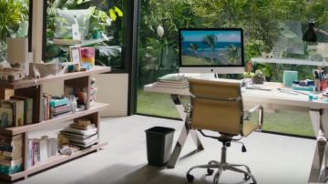 The iMac computer for Maddy (Amandla Stenberg) in Everything, Everything