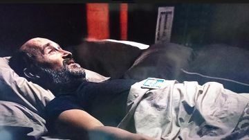 The smartphone Apple iPhone Tomás (Javier Cámara) in Truman