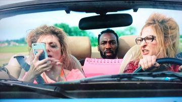 The smartphone Apple iPhone 6, Sophie (Sarah Suco) in Josephine rounds