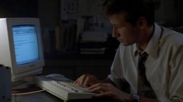 The computer of Fox Mulder (David Duchovny) in the X-files season 1