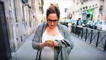 The smartphone iPhone 5c yellow Marilou Berry in Josephine rounded the 2nd part of the movie