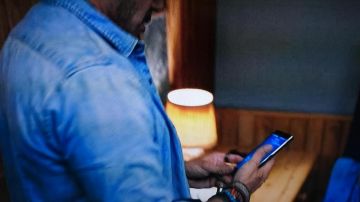 The phone Sony Xperia z5 Max Salinger (José Garcia) in Schuss