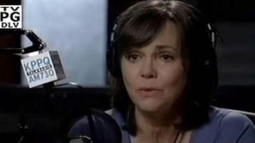 the audio headset of Nora Walker (Sally Field) in Brothers & Sisters Season 5 Episode 6