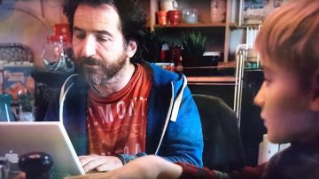 The MacBook computer Sam (Edouard Baer) in Still Happy