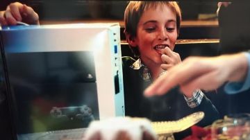 La console de jeu PS4 de Clément (Mathieu Torloting) dans Encore Heureux