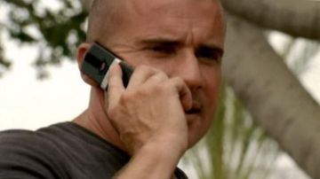 The mobile phone clamshell Lincoln Burrows (Dominic Purcell) in Prison Break S04E01