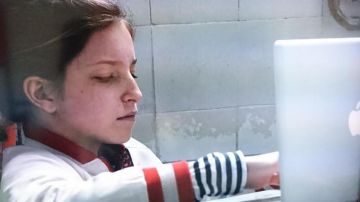 The Macbook computer from Alexia (Carla Besnaïnou) in Still Happy