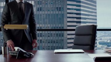 The MacBook Pro laptop computer Christian Grey (Jamie Dornan) in "50 shades of Grey"