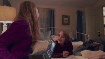 La computadora portátil de Rebecca Jamison (Olivia DeJonge) en The Visit