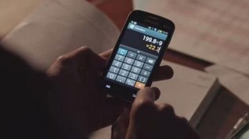 The smartphone Samsung Galaxy S5 of Saroo Brierley (Dev Patel) in Lion