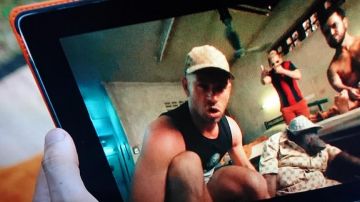 The touch tablet Apple iPad mini used by The Moroccan (Gad Elmaleh) in the movie Pattaya