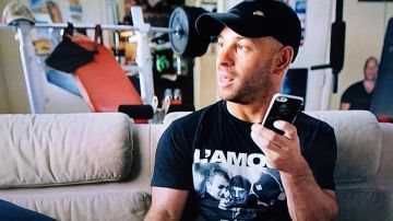 The smartphone Apple iPhone 5 used by Franky (Franck Gastambide) in Pattaya