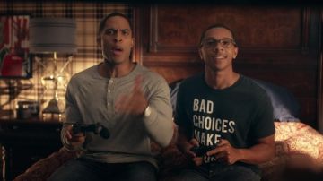 The gamepads Wii U Pro Troy Fairbanks (Brandon P. Bell) in " Dear White People S01E08