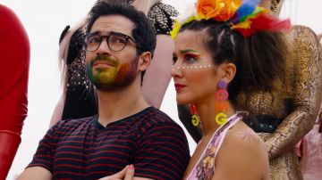 Les boucles d'oreille OMG de Daniela (Eréndira Ibarra) dans Sense8 S02E06