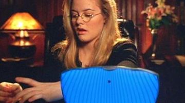 The Apple eMate 300 to Barbara Wilson (Alicia Silverstone) in Batman and Robin