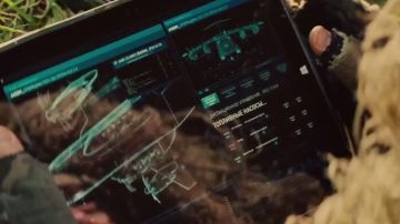 The Microsoft tablet Benji Dunn (Simon Pegg) in Mission : Impossible - Rogue Nation