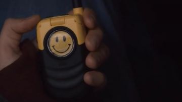 The phone Motorola i530 Smiley Tommy Garvey (Chris Zylka) in The Leftovers S01E04
