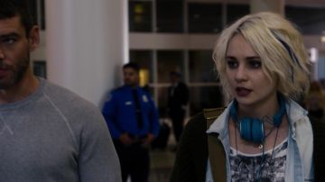 Headphones Urbanears Indigo Riley Blue (Tuppence Middleton) in Sense8 S02E07