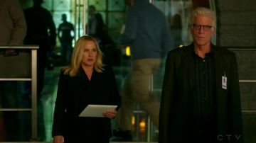 The touch pad of Avery Ryan (Patricia Arquette) in The Expert Cyber S02E15