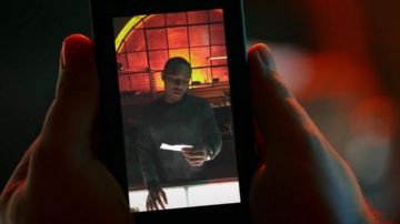 The smartphone of Daniel Krumitz (Charley Koontz) in csi: cyber S02E14