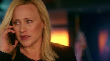 The smartphone Avery Ryan (Patricia Arquette) in The Expert Cyber S02E13