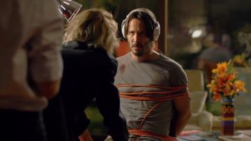 The audio headset white Evan Webber (Keanu Reeves) in Knock Knock