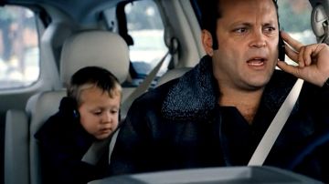 The audio headset black, Kevin (Colin Baiocchi) in "Therapy for couples"